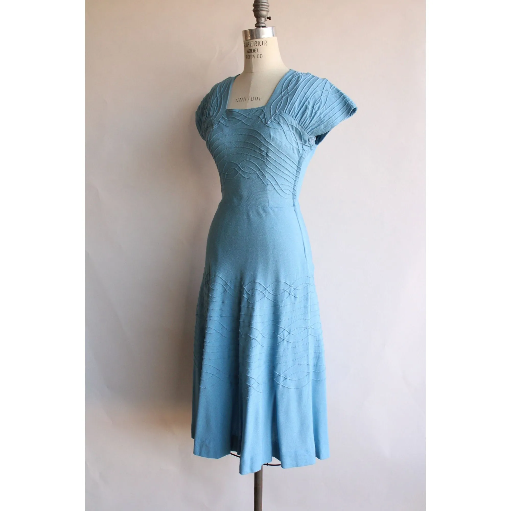 Vintage 1940s 1950s Dress / Sky Blue Woven Cotton  with Keyhole Back