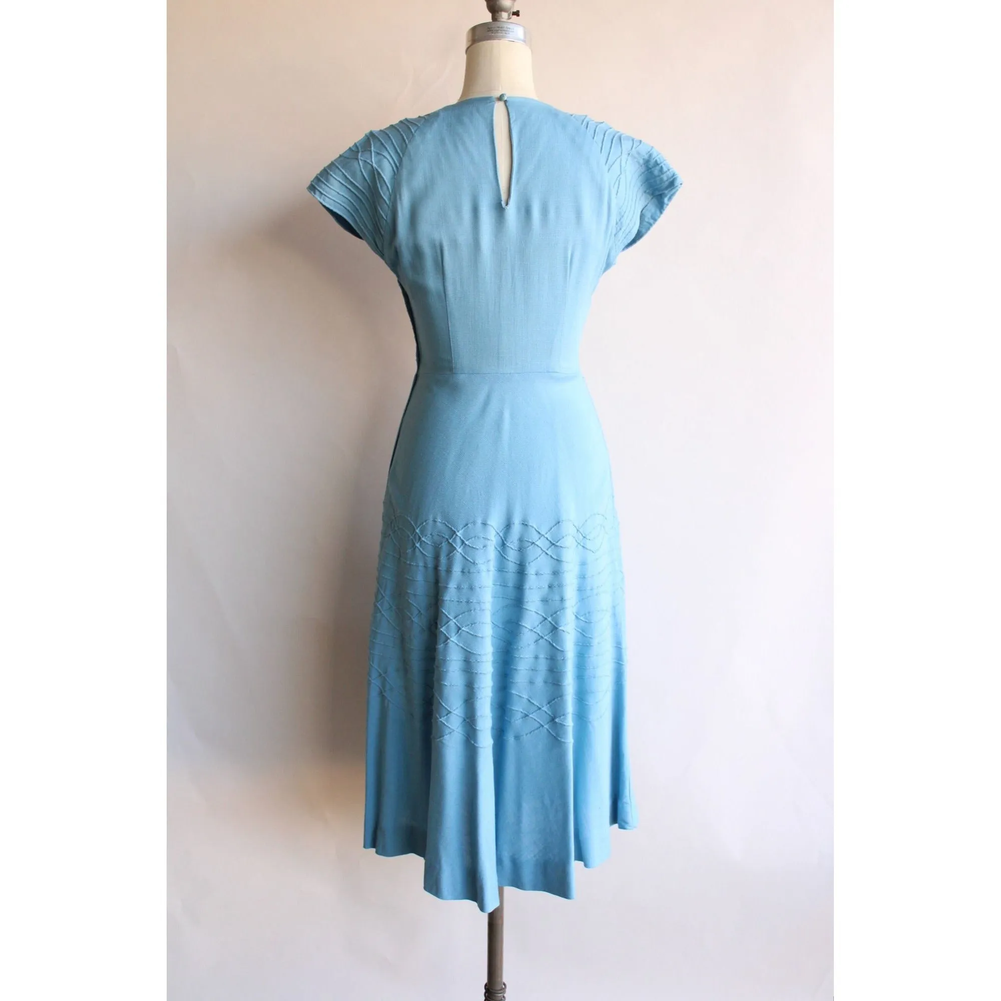 Vintage 1940s 1950s Dress / Sky Blue Woven Cotton  with Keyhole Back